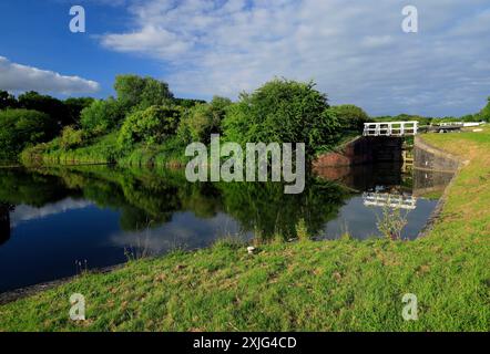 Schmales Boot auf Kennet & Avon Canal, Caen Hill Flight of Locks, Devizes, Wiltshire. Stockfoto