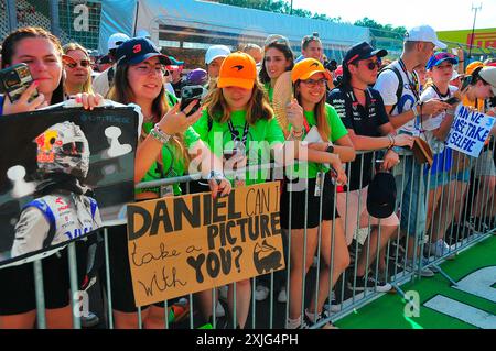 Budapest, Ungarn. Juli 2024. 18.07.2024, Hungaroring, Budapest, FORMEL 1 GROSSER PREIS VON UNGARN 2024, im Bild warten Fans auf die Fahrer Credit: dpa/Alamy Live News Stockfoto