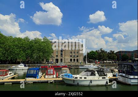 Arnolfini contemporary Arts Centre und Boote vertäut am Floating Harbour, Bristol, England. Stockfoto