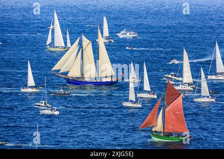 La Grande Parade, Fahrt der Traditionssegler von Brest nach Douarnenez zuzm Abschluß der Fetes Maritimes 2024 in Brest, gesehen vom Fort des Capucins auf der Halbinsel Crozon nahe der Einfahrt in die Bucht Rade de Brest, Gemeinde Roscanvel, Departement Finistere Penn-AR-Bed, Region Bretagne Breizh, Frankreich *** La Grande Parade, traditionelle Segelbootfahrt von Brest nach Douarnenez am Ende der Fetes Maritimes 2024 in Brest, vom Fort des Capucins auf der Halbinsel Crozon in der Nähe des Eingangs zur Bucht Rade de Brest, Gemeinde Roscanvel, Abteilung Finistere Penn AR Bed, Bretagne B Stockfoto