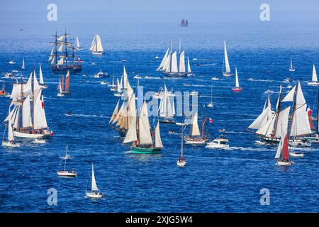 La Grande Parade, Fahrt der Traditionssegler von Brest nach Douarnenez zuzm Abschluß der Fetes Maritimes 2024 in Brest, gesehen vom Fort des Capucins auf der Halbinsel Crozon nahe der Einfahrt in die Bucht Rade de Brest, Gemeinde Roscanvel, Departement Finistere Penn-AR-Bed, Region Bretagne Breizh, Frankreich *** La Grande Parade, traditionelle Segelbootfahrt von Brest nach Douarnenez am Ende der Fetes Maritimes 2024 in Brest, vom Fort des Capucins auf der Halbinsel Crozon in der Nähe des Eingangs zur Bucht Rade de Brest, Gemeinde Roscanvel, Abteilung Finistere Penn AR Bed, Bretagne B Stockfoto