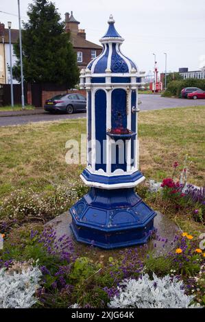 Gusseiserner viktorianischer Trinkbrunnen vor dem Bahnhof Harwich Town Stockfoto