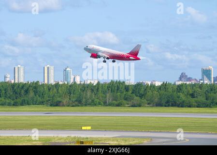 ST. PETERSBURG, RUSSLAND-24. JULI 2018: Airbus A319-112 (VP-BBT) von Rossiya Airlines startet vom Flughafen Pulkovo Stockfoto