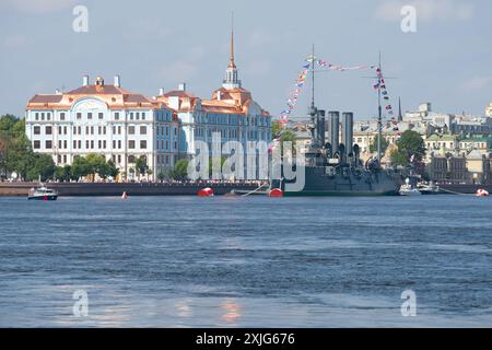 ST. PETERSBURG, RUSSLAND - 29. JULI 2018: Blick auf den Kreuzer „Aurora“ und das Gebäude der Nakhimov Marineschule an einem sonnigen Julitag Stockfoto