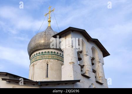 PSKOW, RUSSLAND - 13. OKTOBER 2018: Kuppel und Glockenturm der mittelalterlichen Kirche von Peter und Paul Stockfoto