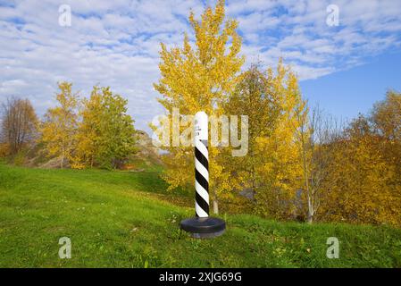 NARVA, ESTLAND - 17. OKTOBER 2018: Estnische Grenzsäule in der Herbstlandschaft. Grenze zu Estland und Russland Stockfoto