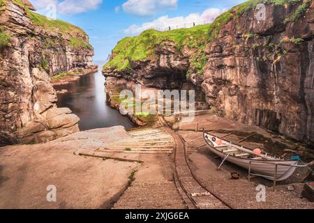 Ein Landschaftsblick auf die Gjogv Hafenschlucht auf der Insel Eysturoy Stockfoto