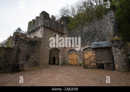 Gwrych Castle, Abergele, Nordwales. Ein ruiniertes Landhaus, das jetzt allmählich restauriert wird. Stockfoto