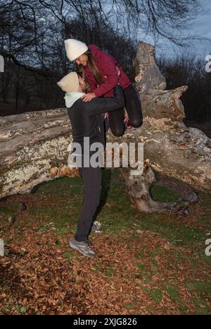 Bergsteigermann spielt mit einer Bergsteigerfrau Stockfoto