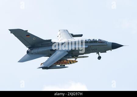 Cirencester, Großbritannien. Juli 2024. Panavia Tornado von tlg 51 German Air Force trifft am 18. Juli 2024 während des Royal International Air Tattoo 2024 Arrivals Day bei der RAF Fairford, Cirencester, United Kingdom, ein (Foto: Cody Froggatt/News Images) in Cirencester, United Kingdom, am 18. Juli 2024. (Foto: Cody Froggatt/News Images/SIPA USA) Credit: SIPA USA/Alamy Live News Stockfoto