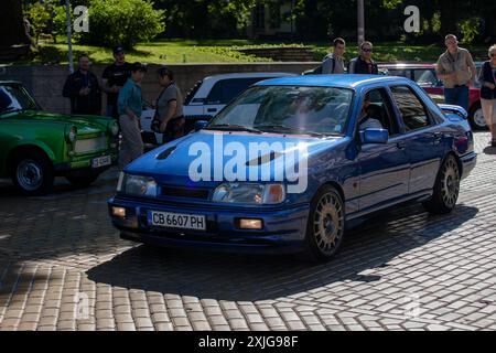 Sofia, Bulgarien - 15. Juni 2024: Parade alter Retro-Autos bei der Spring Retro Parade in Sofia, Bulgarien, Retro Car 1991 Ford Sierra RS Cosworth Sapphire Stockfoto