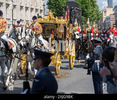 London, UK 17. Juli 2024. King Charles und Queen Camilla fahren im Diamond Jubilee State Coach entlang Whitehall zur Eröffnung des Parlaments Stockfoto