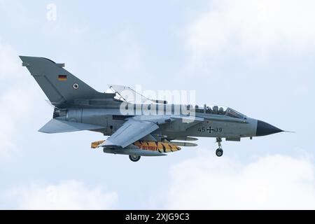 Cirencester, Großbritannien. Juli 2024. Panavia Tornado von tlg 51 German Air Force trifft am 18. Juli 2024 während des Royal International Air Tattoo 2024 Arrivals Day bei der RAF Fairford, Cirencester, United Kingdom, ein (Foto: Cody Froggatt/News Images) in Cirencester, United Kingdom, am 18. Juli 2024. (Foto: Cody Froggatt/News Images/SIPA USA) Credit: SIPA USA/Alamy Live News Stockfoto