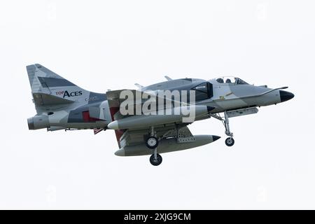 Cirencester, Großbritannien. Juli 2024. Douglas A-4N Skyhawk von Top Aces kommt während des Royal International Air Tattoo 2024 Arrivals Day am 18. Juli 2024 in Cirencester, Großbritannien (Foto: Cody Froggatt/News Images) am 18. Juli 2024 in Cirencester, Großbritannien. (Foto: Cody Froggatt/News Images/SIPA USA) Credit: SIPA USA/Alamy Live News Stockfoto