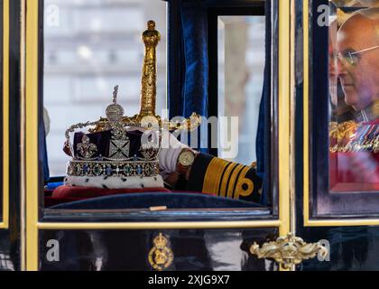 London, Großbritannien 17. Juli 2024 die Krone des kaiserlichen Staates und das Schwert des Staates werden zur Eröffnung des parlaments mit einer Kutsche ins Parlament gebracht. Stockfoto