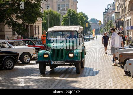 Sofia, Bulgarien - 15. Juni 2024: Parade alter Retro-Autos bei der Spring Retro Parade in Sofia, Bulgarien, Retro-Auto GAZ-69 Stockfoto