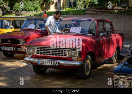 Sofia, Bulgarien - 15. Juni 2024: Parade alter Retro-Autos bei der Spring Retro Parade in Sofia, Bulgarien, Retro-Auto Moskvich 408 Stockfoto