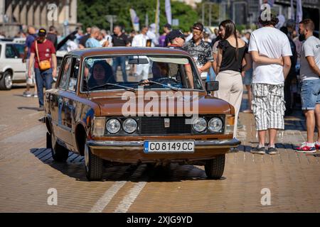 Sofia, Bulgarien - 15. Juni 2024: Parade alter Retro-Autos bei der Spring Retro Parade in Sofia, Bulgarien, Retro Car FIAT 125P Stockfoto