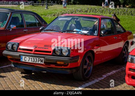 Sofia, Bulgarien - 15. Juni 2024: Parade alter Retro-Autos bei der Spring Retro Parade in Sofia, Bulgarien, Retro-Auto Opel Manta Stockfoto