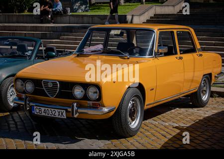 Sofia, Bulgarien - 15. Juni 2024: Parade alter Retro-Autos bei der Spring Retro Parade in Sofia, Bulgarien, Retro-Auto Alfa Romeo 1750 Berlina Stockfoto