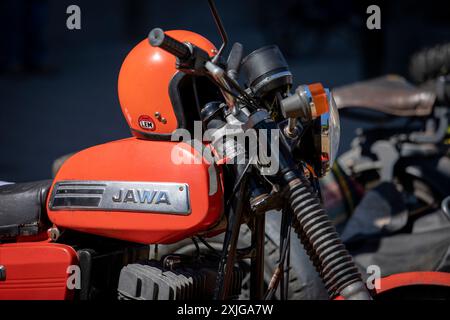 Sofia, Bulgarien - 15. Juni 2024: Parade alter Retro-Autos bei der Spring Retro Parade in Sofia, Bulgarien, Retro-Motorrad Stockfoto