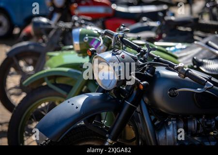 Sofia, Bulgarien - 15. Juni 2024: Parade alter Retro-Autos bei der Spring Retro Parade in Sofia, Bulgarien, Retro-Motorrad Stockfoto