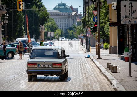 Sofia, Bulgarien - 15. Juni 2024: Parade alter Retro-Autos bei der Spring Retro Parade in Sofia, Bulgarien, Retro Car LADA 2107 Stockfoto