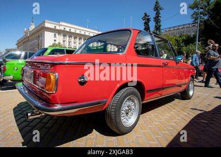 Sofia, Bulgarien - 15. Juni 2024: Parade alter Retro-Autos bei der Spring Retro Parade in Sofia, Bulgarien, Retro-Auto BMW 1802 Stockfoto