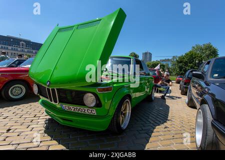 Sofia, Bulgarien - 15. Juni 2024: Parade alter Retro-Autos bei der Spring Retro Parade in Sofia, Bulgarien, Retro-Auto BMW 2002 Stockfoto