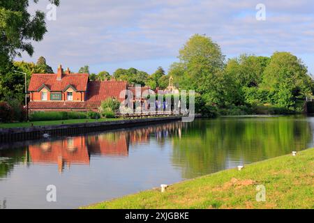 Malerischer Blick auf das Black Horse Public House und Reflexion - am Ufer des Kennet und Avon Kanals, Devizes. Vom Juli 2024 Stockfoto