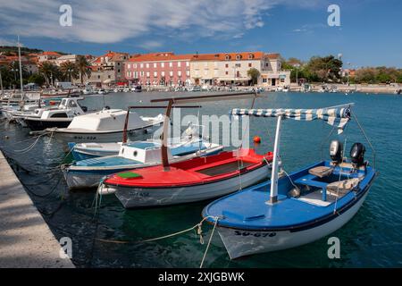 Uferpromenade in Supetar auf der Insel Brac an der dalmatinischen Küste Kroatiens in Europa Stockfoto