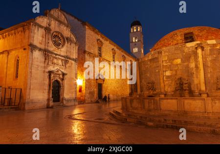 Kirche der Heiligen Erlösung, das Franziskanerkloster und der Onofrio-Brunnen in der Altstadt von Dubrovnik in Kroatien in Europa Stockfoto