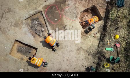 Ilberstedt, Deutschland. Juli 2024. Archäologen des Landesamtes für Denkmalpflege und Archäologie Sachsen-Anhalt entdeckten an der Ausgrabungsstelle Gräber aus der Corded Ware-Zeit um 2000 v. Chr.. Christus (Luftaufnahme mit einer Drohne). Die Ausgrabungen finden auf der Baustelle der zukünftigen Gleichstromleitung SuedOstLink zwischen Wolmirstedt (Sachsen-Anhalt) und Isar (Bayern) statt. Quelle: Heiko Rebsch/dpa/Alamy Live News Stockfoto