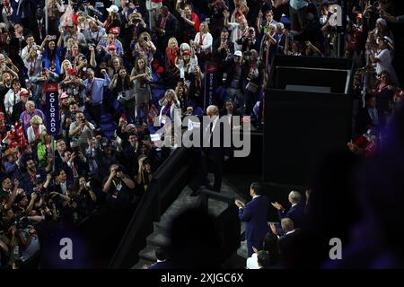 Milwaukee, Wisconsin, USA. Juli 2024. Der ehemalige Präsident DONALD J. TRUMP drückt seine Faust, nachdem er bei der vierten offiziellen Sitzung des RNC 2024 anerkannt wurde. (Kreditbild: © Pat A. Robinson/ZUMA Press Wire) NUR REDAKTIONELLE VERWENDUNG! Nicht für kommerzielle ZWECKE! Stockfoto