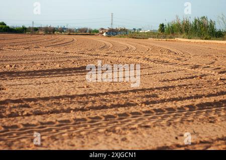 Frisch gepflügt. Vorbereitung des Bodens für Neuanfänge im spanischen Garten. Stockfoto