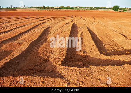 Frisch gepflügt. Vorbereitung des Bodens für Neuanfänge im spanischen Garten. Stockfoto