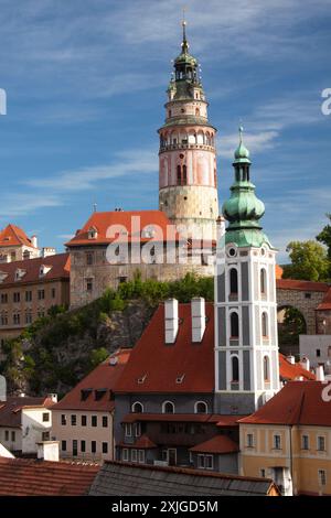 Blick auf die Burg und die Kirche des Hl. Judoc in der Altstadt von Cesky Krumlov in Südböhmen in Tschechien in Europa Stockfoto