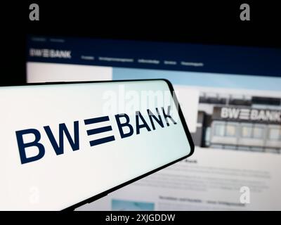 Handy mit Logo der Baden-Württembergischen Bank (BW-Bank) vor der Business-Website. Konzentrieren Sie sich auf die Mitte des Telefondisplays. Stockfoto