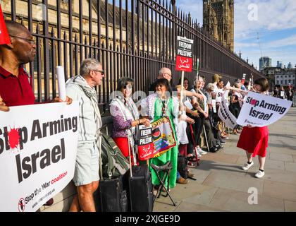 London, 18. Juli 2024. Tausende pro-palästinensischer Aktivisten bilden heute Abend eine Menschenkette um das Parlament in Westminster und fordern von der neuen Regierung, den Waffenverkauf an die israelische Regierung einzustellen. Mehrere Abgeordnete schließen sich dem Protest an, während gegenüber auf dem Parlamentsplatz erneut eine israelische Gruppe gegen die Hamas und die Freilassung palästinensischer Geiseln protestiert. Quelle: Imageplotter/Alamy Live News Stockfoto