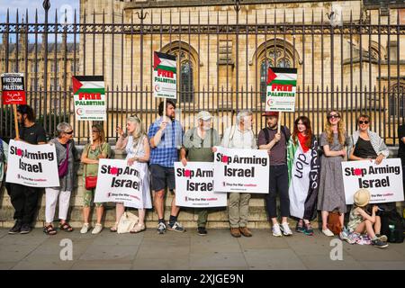 London, 18. Juli 2024. Tausende pro-palästinensischer Aktivisten bilden heute Abend eine Menschenkette um das Parlament in Westminster und fordern von der neuen Regierung, den Waffenverkauf an die israelische Regierung einzustellen. Mehrere Abgeordnete schließen sich dem Protest an, während gegenüber auf dem Parlamentsplatz erneut eine israelische Gruppe gegen die Hamas und die Freilassung palästinensischer Geiseln protestiert. Quelle: Imageplotter/Alamy Live News Stockfoto