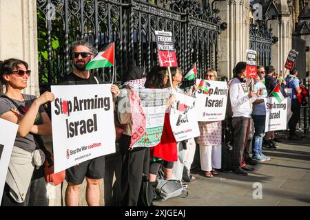 London, 18. Juli 2024. Tausende pro-palästinensischer Aktivisten bilden heute Abend eine Menschenkette um das Parlament in Westminster und fordern von der neuen Regierung, den Waffenverkauf an die israelische Regierung einzustellen. Mehrere Abgeordnete schließen sich dem Protest an, während gegenüber auf dem Parlamentsplatz erneut eine israelische Gruppe gegen die Hamas und die Freilassung palästinensischer Geiseln protestiert. Quelle: Imageplotter/Alamy Live News Stockfoto