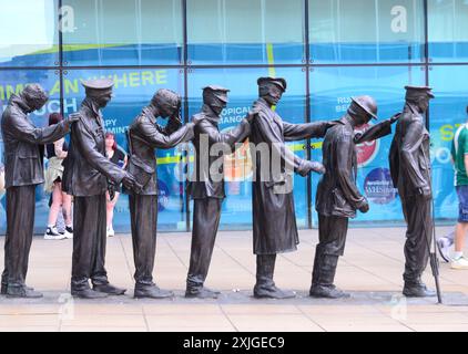 Statue von sieben blinden Soldaten, vor dem Eingang des Manchester Piccadilly Railway Station, Manchester, Großbritannien, mit dem Titel „Victory over Blindness“ Stockfoto