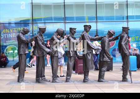 Statue von sieben blinden Soldaten, vor dem Eingang des Manchester Piccadilly Railway Station, Manchester, Großbritannien, mit dem Titel „Victory over Blindness“ Stockfoto