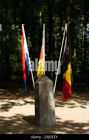 Am Drielandenpunt (Dreiländerpunkt oder Dreiländerpunkt), wo sich Belgien, Deutschland und die Niederlande treffen, können Sie drei Länder auf einmal besuchen Stockfoto