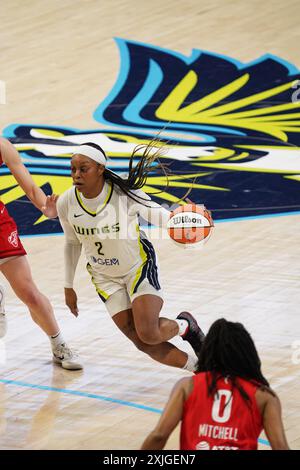 Arlington, Usa. Juli 2024. Odyssey Sims #2 der Dallas Wings fährt während des WNBA-Spiels zwischen den Dallas Wings und dem Indiana Fever im College Park Center zum Korb. Endpunktzahl Dallas 101 Indiana 93. Am 17. Juli 2024 in Arlington, Texas. (Foto: Javier Vicencio/Eyepix Group) Credit: Eyepix Group/Alamy Live News Stockfoto