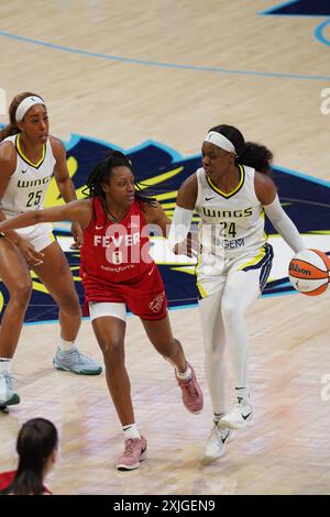 Arlington, Usa. Juli 2024. Arike Ogunbowale #24 der Dallas Wings übernimmt den Ball während des WNBA-Spiels zwischen den Dallas Wings und dem Indiana Fever im College Park Center. Endpunktzahl Dallas 101 Indiana 93. Am 17. Juli 2024 in Arlington, Texas. (Foto: Javier Vicencio/Eyepix Group) Credit: Eyepix Group/Alamy Live News Stockfoto