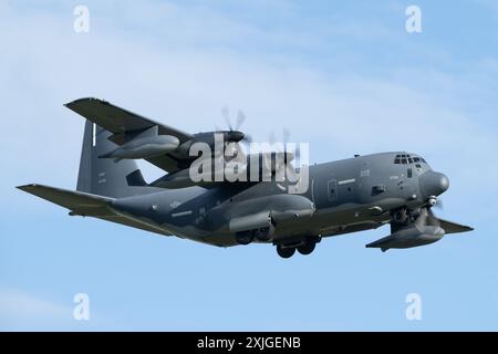 Cirencester, Großbritannien. Juli 2024. Lockheed MC-130J Commando II des 352ND SPECIAL OPERATIONS WING United States Air Force trifft am 18. Juli 2024 während des Royal International Air Tattoo 2024 Arrivals Day bei der RAF Fairford, Cirencester, Großbritannien, ein (Foto: Cody Froggatt/News Images) in Cirencester, Großbritannien, am 18. Juli 2024. (Foto: Cody Froggatt/News Images/SIPA USA) Credit: SIPA USA/Alamy Live News Stockfoto