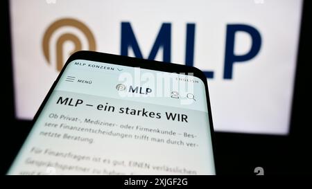 Mobiltelefon mit Webseite des deutschen Finanzdienstleisters MLP SE vor dem Firmenlogo. Fokussieren Sie sich oben links auf der Telefonanzeige. Stockfoto