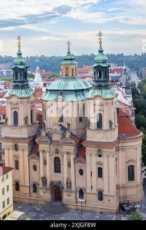 Aus der Vogelperspektive der Nikolaikirche (Malá Strana). Die Nikolaikirche ist eine römisch-katholische Barockkirche in der Kleinstadt Prag Stockfoto