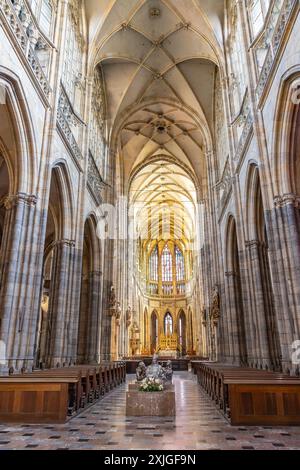 Prag, Tschechische Republik - 25. Mai 2024: Innere der Metropolitan-Kathedrale der Heiligen Veit, Wenzel und Adalbert mit dem Grab des Heiligen Adalber Stockfoto